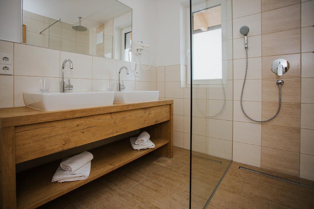 Apartmenthaus Strasswirt De Luxe Tröpolach Exterior foto